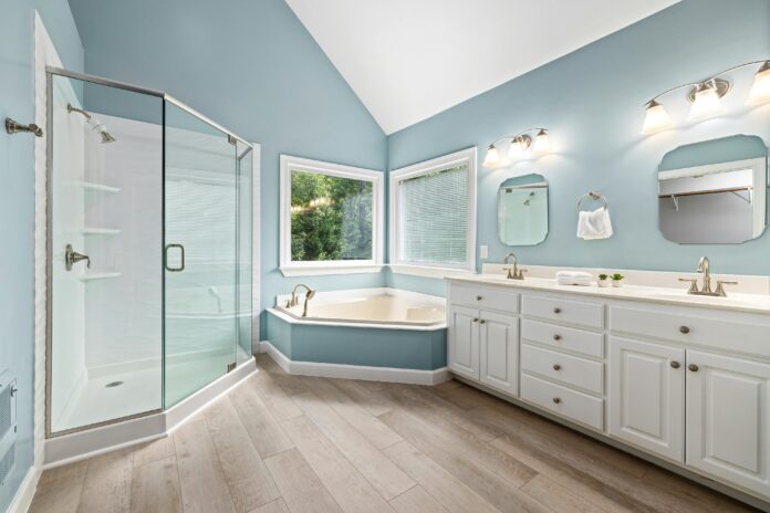 Modern bathroom featuring layered lighting ideas with elegant pendant lights, backlit mirrors, and ambient ceiling fixtures for a bright and inviting atmosphere.